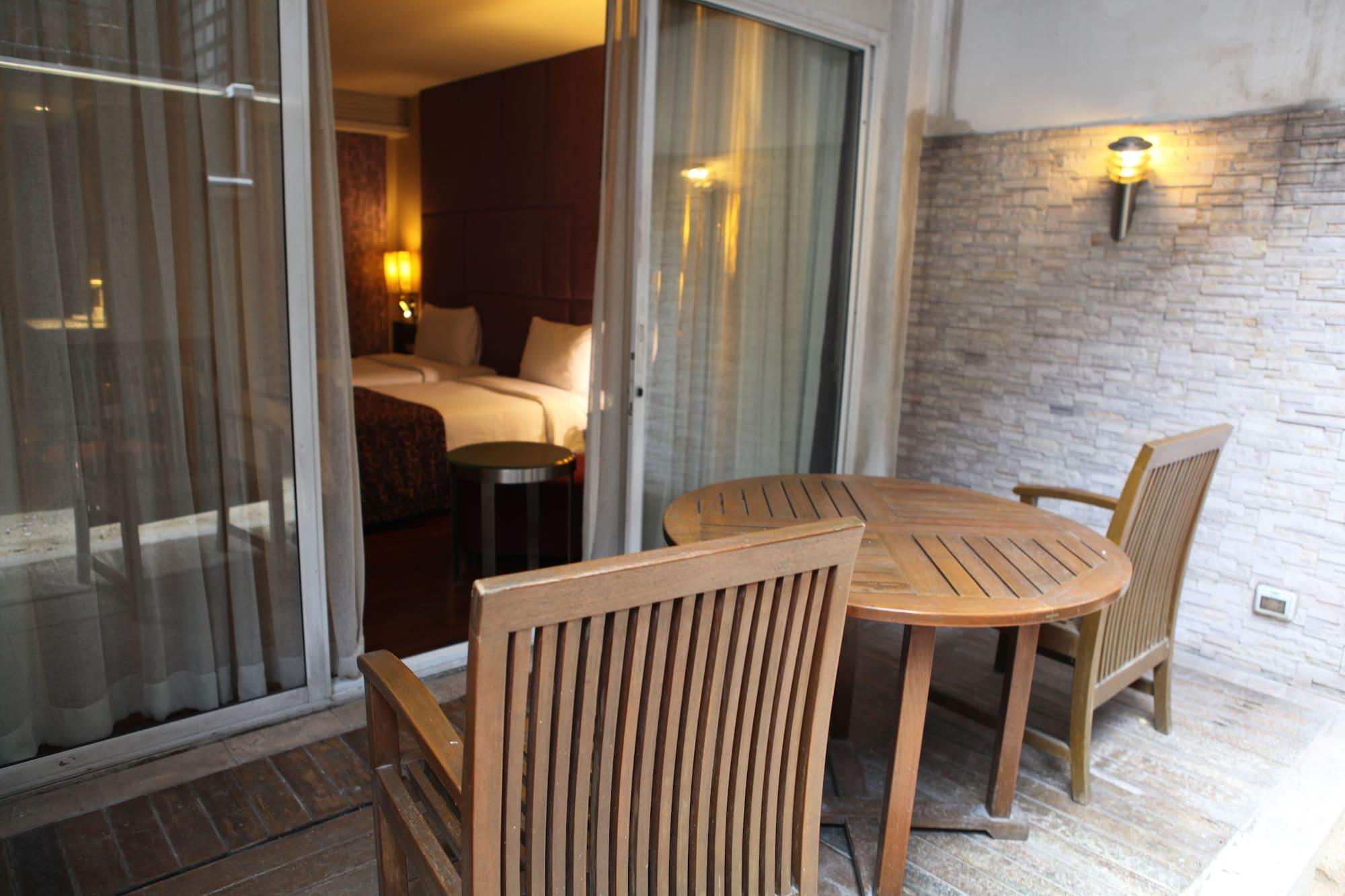 Отель Citichic Sukhumvit 13 By Compass Hospitality - Newly Renovated Бангкок Экстерьер фото