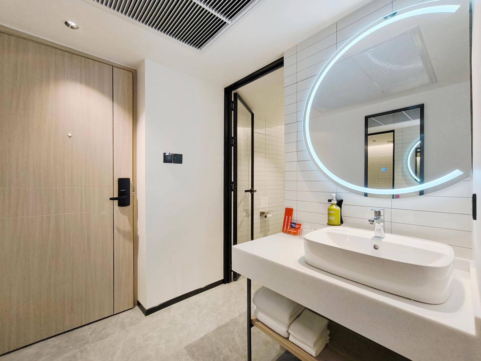 Отель Citichic Sukhumvit 13 By Compass Hospitality - Newly Renovated Бангкок Экстерьер фото