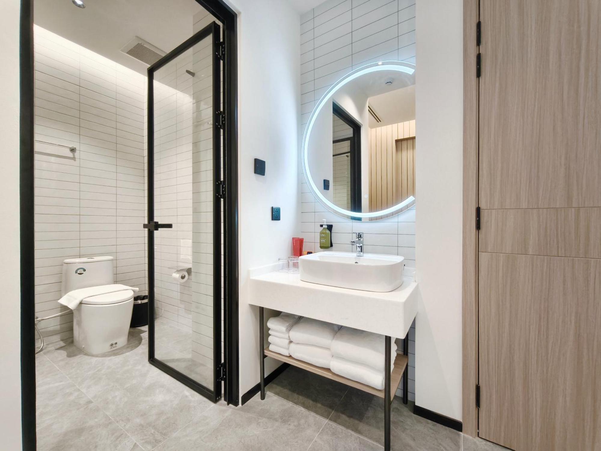 Отель Citichic Sukhumvit 13 By Compass Hospitality - Newly Renovated Бангкок Экстерьер фото