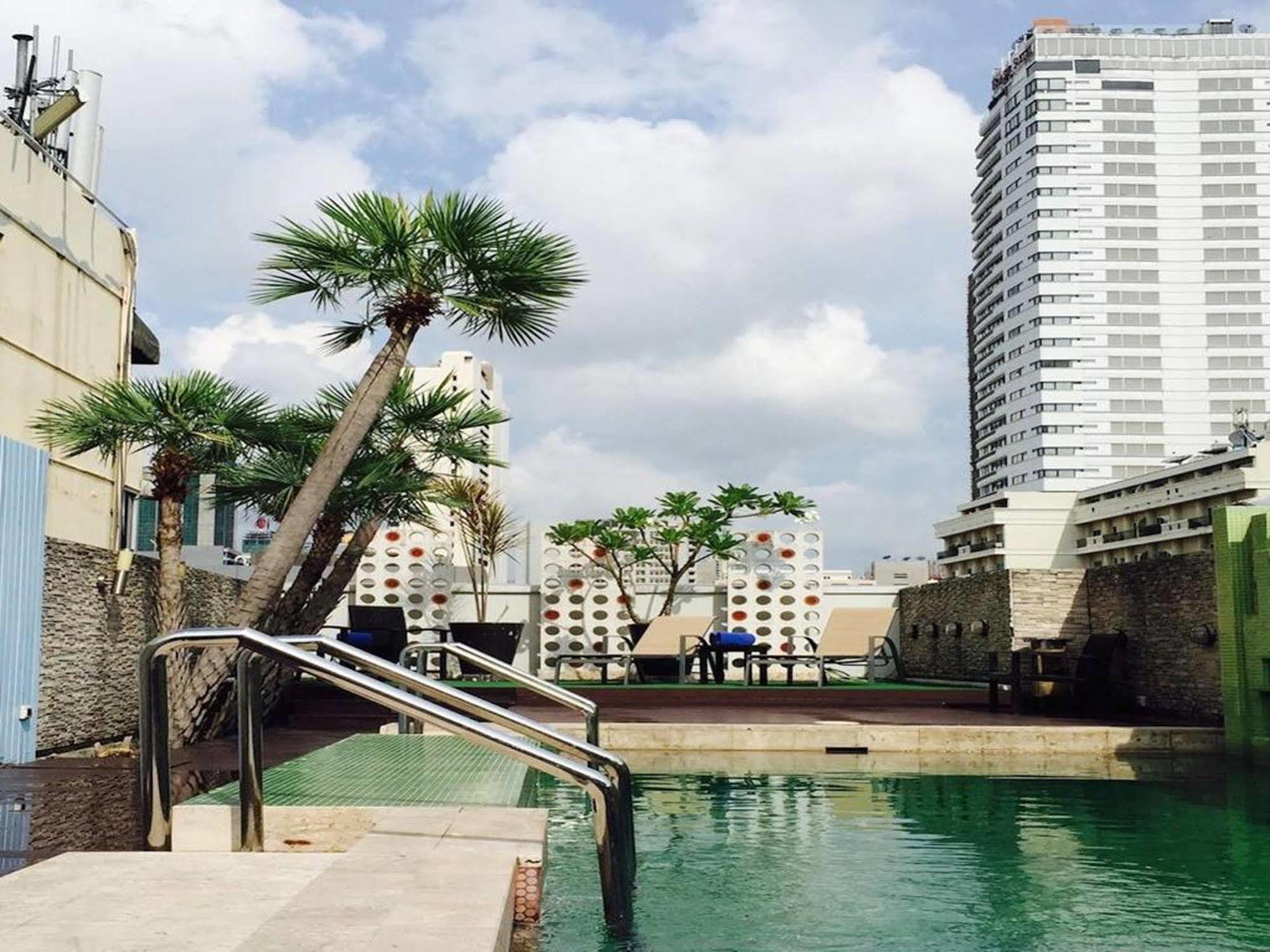 Отель Citichic Sukhumvit 13 By Compass Hospitality - Newly Renovated Бангкок Экстерьер фото